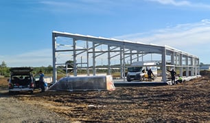 hangar réalisé avec des tubes et des poutres découpés au laser