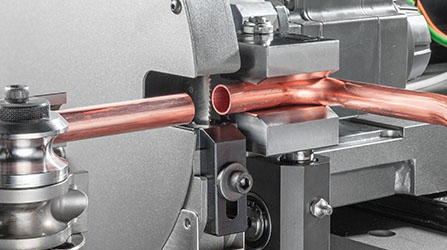 Système de découpe par fraise scie sur une cintreuse CNC de tubes depuis une bobine