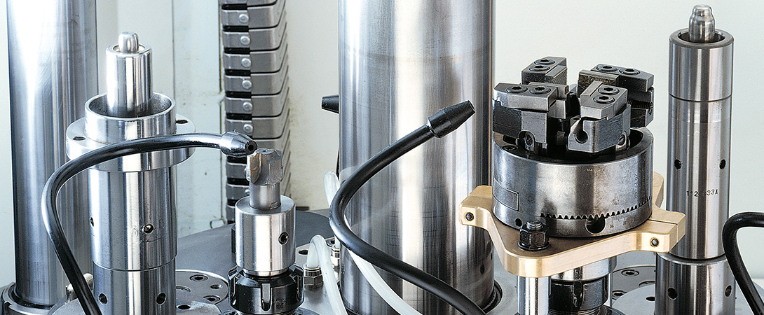 Rohrumformmaschine mit Werkzeugen für das Umformen und Entgraten