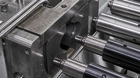 Einziehbare doppelte Spannbacke auf der CNC-gesteuerten Endenumformmaschine