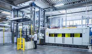De klant met zijn nieuwe LS5 plaatlasersnijmachine.