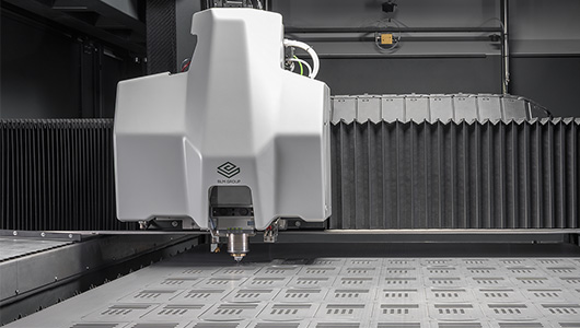 2D laser cutting of a steel sheet with a linear motor machine