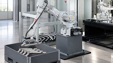 Chargement et déchargement par robot pour cellule de découpe laser 5 axes