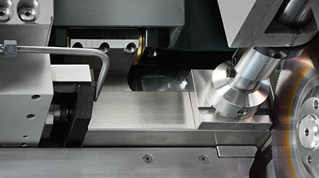 Movable locator for cutting several sizes on the same bar