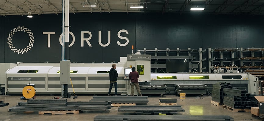 Os operadores da Torus enquanto cortam perfis tubulares a laser com a Lasertube LT7