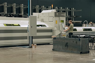Operador da Torus trabalhando na máquina a laser para tubos e perfis LT7